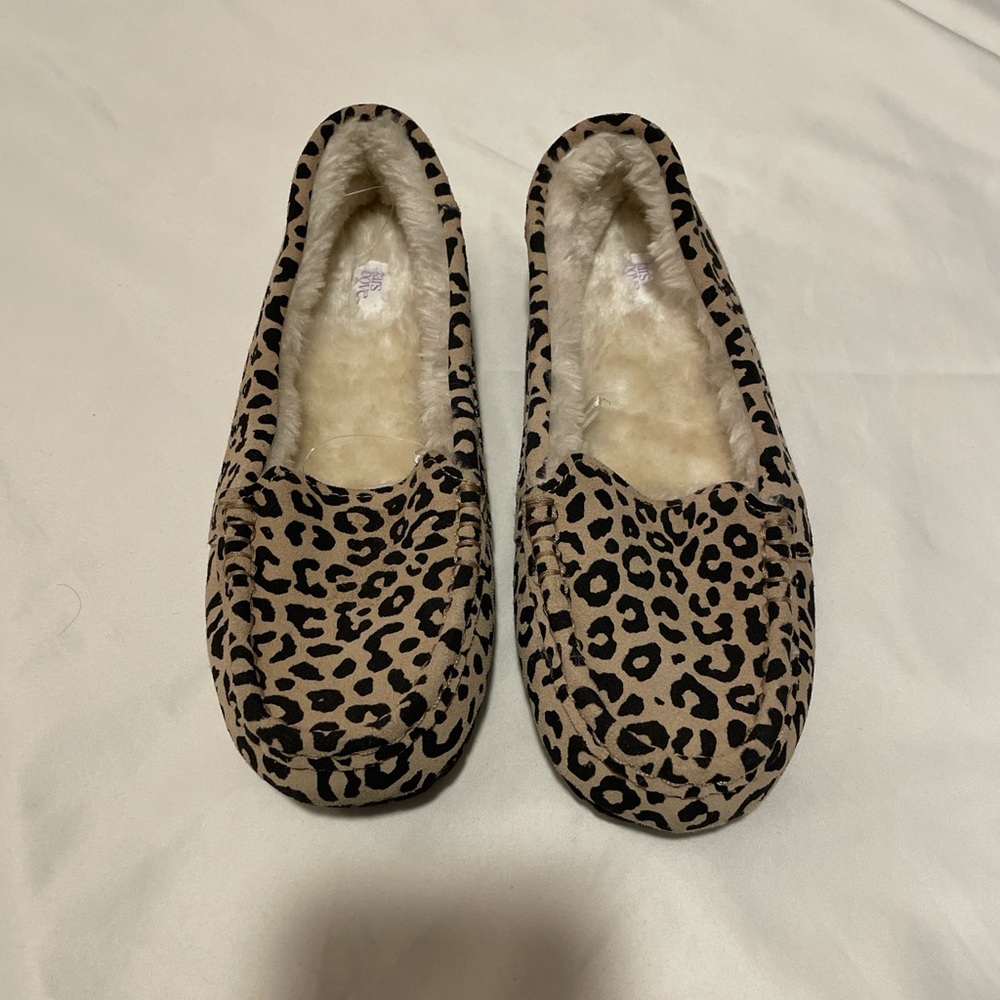 Stars above leopard print 💗